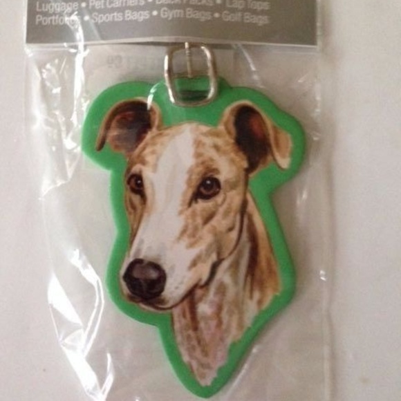 greyhound luggage size